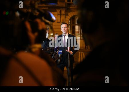 Parigi, Francia. 23rd Dic 2021. Olivier Veran, Il Ministro della solidarietà e della salute parla ai media dopo una visita al centro di vaccinazione tp aa del municipio del 5th arrondissement di Parigi per la vaccinazione contro il Covid di tutti i bambini di età compresa tra i 5 e i 11 anni che hanno iniziato questo mercoledì 22 dicembre in Francia. A Parigi il prossimo dicembre 23, 2021. Photo by Eliot Blondt/ABACAPRESS.COM Credit: Abaca Press/Alamy Live News Foto Stock