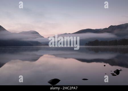 Riflessioni a Ullswater all'alba in inverno, nel Lake District inglese Foto Stock