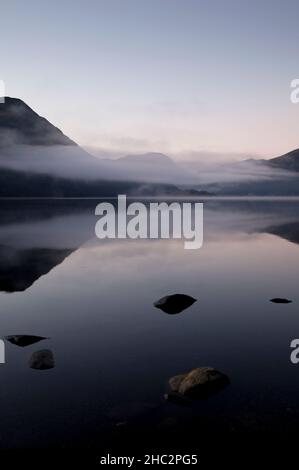 Riflessioni a Ullswater all'alba in inverno, nel Lake District inglese Foto Stock