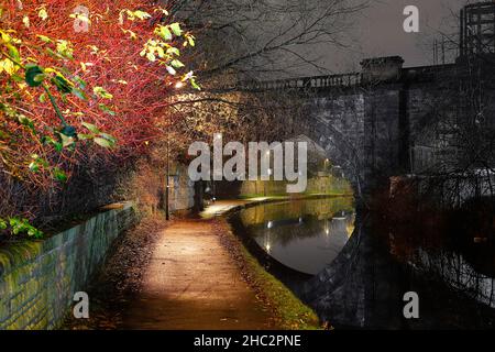 Lungo il canale di Leeds fino al canale di Liverpool nel centro di Leeds Foto Stock