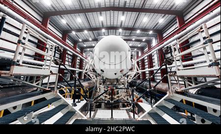 Preparazione al lancio dello spazio. SpaceX Crew Dragon, in cima al razzo Falcon 9, all'interno dell'hangar , poco prima di lanciarsi al launchpad. Elementi o Foto Stock