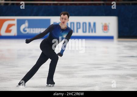San Pietroburgo, Russia. 23rd Dic 2021. Dmitri Aliev della Russia compete durante il programma corto degli uomini il giorno uno dei cittadini russi di Rostelecom 2022 di pattinaggio di figura al Palazzo dello Sport di Yubileyny a San Pietroburgo. Credit: SOPA Images Limited/Alamy Live News Foto Stock