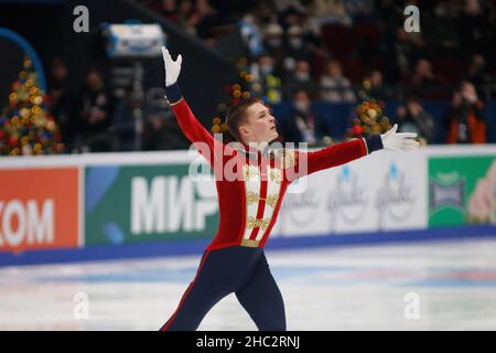 San Pietroburgo, Russia. 23rd Dic 2021. Mikhail Kolyada di Russia compete durante il programma corto degli uomini il giorno uno dei cittadini russi di Rostelecom 2022 di pattinaggio di figura al Palazzo dello Sport di Yubileyny a San Pietroburgo. (Foto di Kashkkkovskij/Sipa Image/Sipa USA) Credit: Sipa USA/Alamy Live News Foto Stock