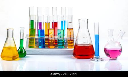 Materiali in vetro da laboratorio come erlenmeyer, provette e cilindri graduati contenenti liquidi colorati. Scienza chimica concetto. Test di laboratorio tu Foto Stock