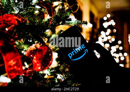 Polonia. 21st Dic 2021. In questa foto è illustrato il logo Amazon prime visualizzato su uno smartphone e le decorazioni natalizie sullo sfondo. Credit: SOPA Images Limited/Alamy Live News Foto Stock