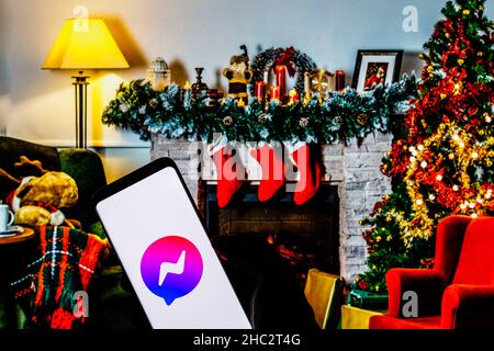 Polonia. 21st Dic 2021. In questa foto è raffigurato un logo Messenger visualizzato su uno smartphone e decorazioni natalizie sullo sfondo. Credit: SOPA Images Limited/Alamy Live News Foto Stock