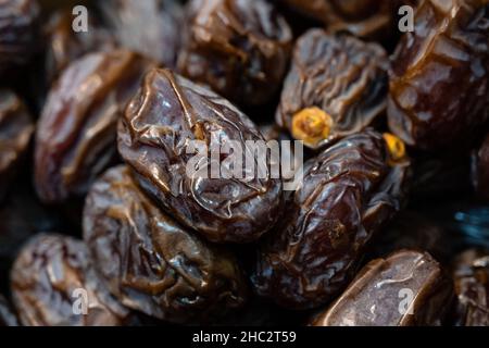 La frutta secca si trova in una scatola aperta da vicino Foto Stock