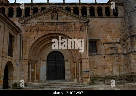 Chiesa romanica collegiata di Santa Juliana a Santillana del Mar. Foto Stock