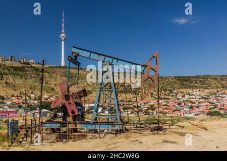 Petrolio derrick nella periferia di Baku, Azerbaigian Foto Stock