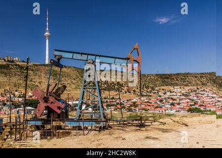 Petrolio derrick nella periferia di Baku, Azerbaigian Foto Stock