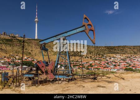 Petrolio derrick nella periferia di Baku, Azerbaigian Foto Stock