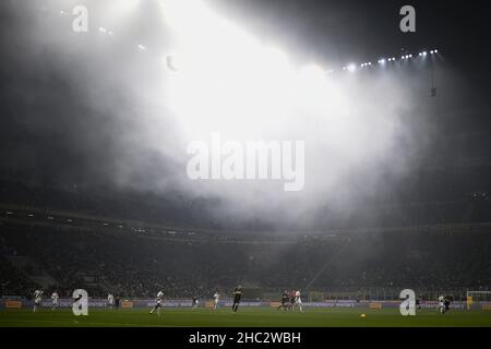 Milano, Italia. 22nd Dic 2021. La nebbia scende nello stadio durante la Serie Una partita di calcio tra il FC Internazionale e il Torino FC. Credit: Nicolò campo/Alamy Live News Foto Stock