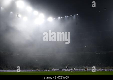 Milano, Italia. 22nd Dic 2021. La nebbia scende nello stadio durante la Serie Una partita di calcio tra il FC Internazionale e il Torino FC. Credit: Nicolò campo/Alamy Live News Foto Stock