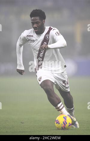 Milano, Italia. 22nd Dic 2021. OLA Aina del Torino FC in azione durante la Serie Una partita di calcio tra il FC Internazionale e il Torino FC. Credit: Nicolò campo/Alamy Live News Foto Stock