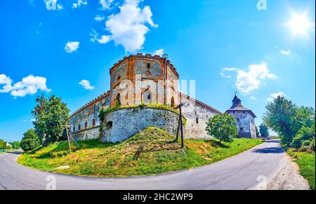 Panorama del castello medievale di Medzhybizh con alte mura e torre di mattoni, Ucraina Foto Stock