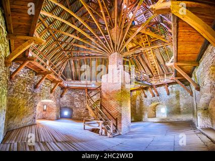 MEDZHYBIZH, UCRAINA - 13 LUGLIO 2021: Interno della torre difensiva medievale del castello di Medzhybizh con tetto in legno, scale e ponti, su Ju Foto Stock