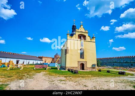 La facciata della Chiesa di San Nicola la Chiesa del Castello nella fortezza di Medzhybizh, Ucraina Foto Stock