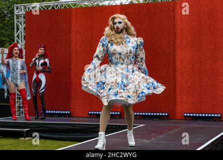 Trascinare l'artista sulla passerella all'evento di proiezione all'aperto dell'Edinburgh International Film Festival, Scozia, Regno Unito Foto Stock