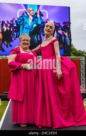 Trascinare l'artista sulla passerella all'evento di proiezione all'aperto dell'Edinburgh International Film Festival, Scozia, Regno Unito Foto Stock