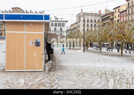 Pamplona, Spagna - 28 novembre 2021 - persone che visitano le bancarelle della Quinta Fiera Editrice Navarra in piazza Plaza del Castillo. Foto Stock