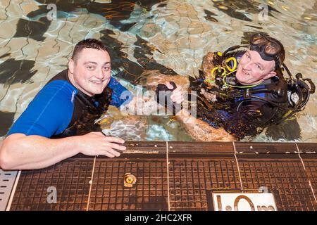 Tom Coleridge e Dave Thompson MBE DL MBA della Warrington Disability Partnership Swim in aiuto di Splash for Cash Foto Stock