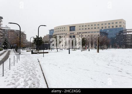 Pamplona, Spagna - 28 novembre 2021 - Plaza Juez Elio e Palazzo di Giustizia nevica. Foto Stock