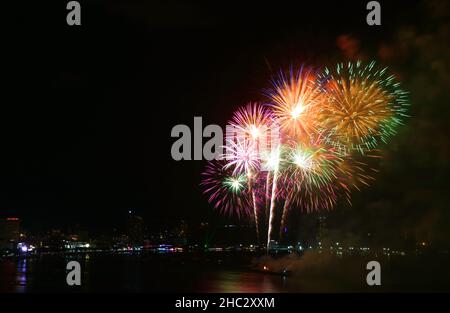 Fantastici fuochi d'artificio multicolore che si infrangono nel cielo notturno Foto Stock