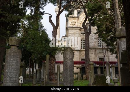 23 dicembre 2021: Vista esterna della Grande Moschea di Selimiye, situata nel distretto di Uskudar a Istanbul, Turchia, vicino alla caserma di Selimiye il 23 dicembre 2021. La moschea fu commissionata dal sultano ottomano Selim III e costruita tra il 1801 e il 1805. (Credit Image: © Tolga Ildun/ZUMA Press Wire) Foto Stock