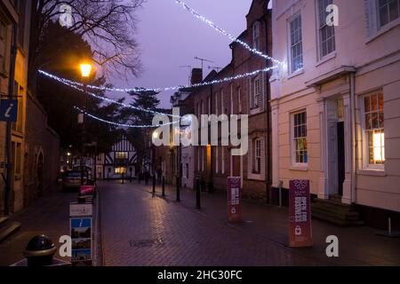 Castle Street al tramonto a Natale, Warwick, Warwickshire, Inghilterra, Regno Unito Foto Stock