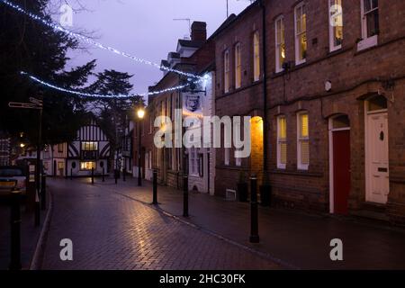 Castle Street al tramonto a Natale, Warwick, Warwickshire, Inghilterra, Regno Unito Foto Stock