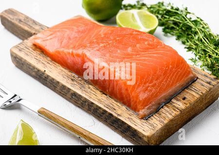 Salmone. Set di filetti di salmone crudo fresco, con erbe aromatiche, su sfondo bianco tavola di pietra Foto Stock