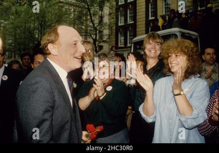 Il leader del Partito del lavoro Neil Kinnock con i sostenitori a Londra nel 1987 Foto Stock