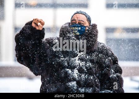 Jacob Blake Sr, il fathr di Jacob Blake Jr arriva del tribunale della contea di Hennepin prima della decisione della giuria durante il processo di Kim Potter il 22 dicembre 2021 a Minneapolis, Minnesota. Foto di Chris Tuite/imageSPACE/MediaPunch Foto Stock