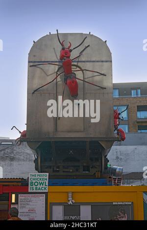 Scultura Luna blu di Joe Rush e The Mutoid Waste Co bermondsey Foto Stock