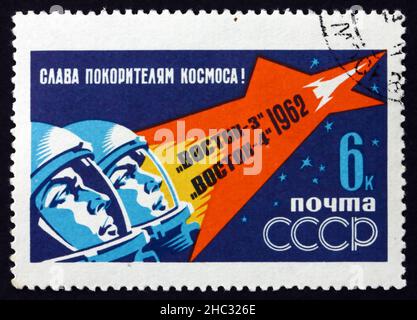 RUSSIA - CIRCA 1962: Un francobollo stampato in Russia mostra Cosmonauts in Space Helmets, circa 1962 Foto Stock