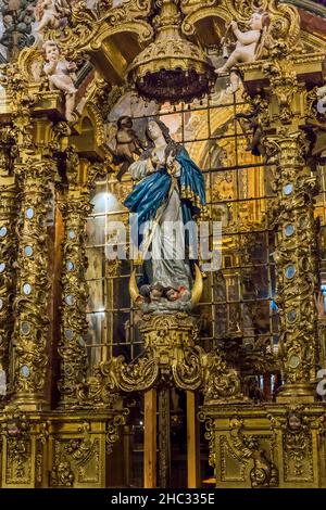 GRANADA, SPAGNA - 20 MAGGIO 2017: Questa è una scultura barocca della Madonna sopra l'altare maggiore della chiesa del monastero. Foto Stock