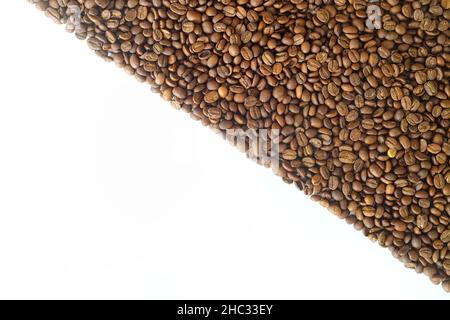 strisce di chicchi di caffè isolate su sfondo bianco. Incorniciare con i chicchi di caffè. Foto Stock