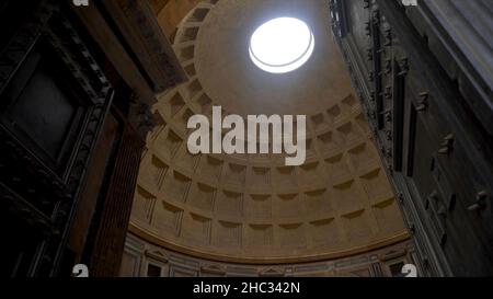 Tempio interno interno con cupola finestra rotonda e la luce luminosa che passa attraverso di esso, concetto di architettura. Attraversando massicce porte della chiesa Foto Stock