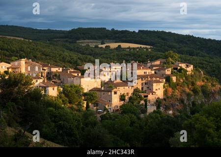 vue sur un villaggio di provence au lever de soleil Foto Stock