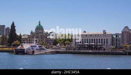 Splendida vista sul porto con edifici storici di Victoria, Vancouver Island, BC, Canada-Luglio 21,2021. Vista strada, foto di viaggio, messa a fuoco selettiva Foto Stock
