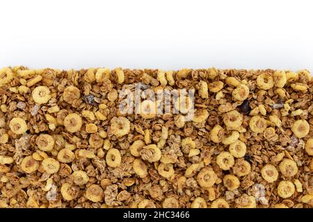 cornice di granola fatta in casa con spazio copia per testo isolato su sfondo bianco, concetto cibo sano Foto Stock