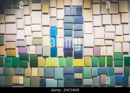 Molti libri che creano la sensazione di carta da parati attaccata a una parete. Copertine colorate vuote Foto Stock