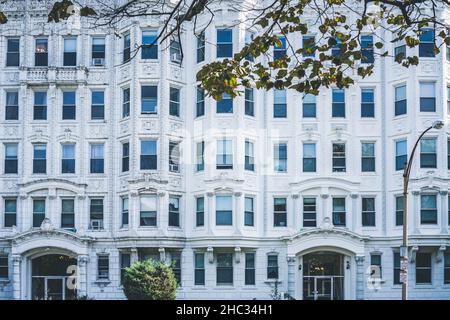 Vista di un vecchio edificio bianco di appartamenti a Boston. Facciata di un edificio di appartamenti Foto Stock
