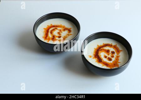 Zuppa di yogurt, zuppa tradizionale di yogurt turco con salsa. Sfondo bianco. Concetto e idea del cibo. Foto Stock