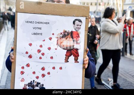 Marsiglia, Francia. 18th Dic 2021. Un manifestante tiene un cartello che esprime la sua opinione durante la manifestazione, mentre sono scesi per le strade della Francia protestando contro il pass sanitario. (Credit Image: © Gerard Bottino/SOPA Images via ZUMA Press Wire) Foto Stock