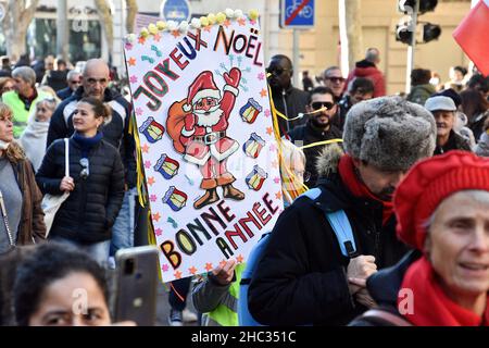 Marsiglia, Francia. 18th Dic 2021. Un manifestante tiene un cartello che esprime la sua opinione durante la manifestazione, mentre sono scesi per le strade della Francia protestando contro il pass sanitario. (Credit Image: © Gerard Bottino/SOPA Images via ZUMA Press Wire) Foto Stock