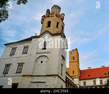 Rovine del castello nella città di Breclav nella regione della Moravia meridionale della Repubblica Ceca. Foto Stock