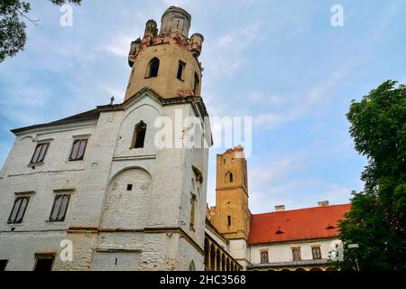 Rovine del castello nella città di Breclav nella regione della Moravia meridionale della Repubblica Ceca. Vecchio castello. Foto Stock