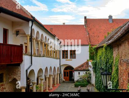 Vista sul romantico paesaggio urbano. Cortile storico urbano. Casa rinascimentale con portici Foto Stock