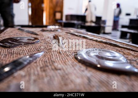 [ ammoniti nautilus fossile di campione incorporato in pietra struttura Foto Stock